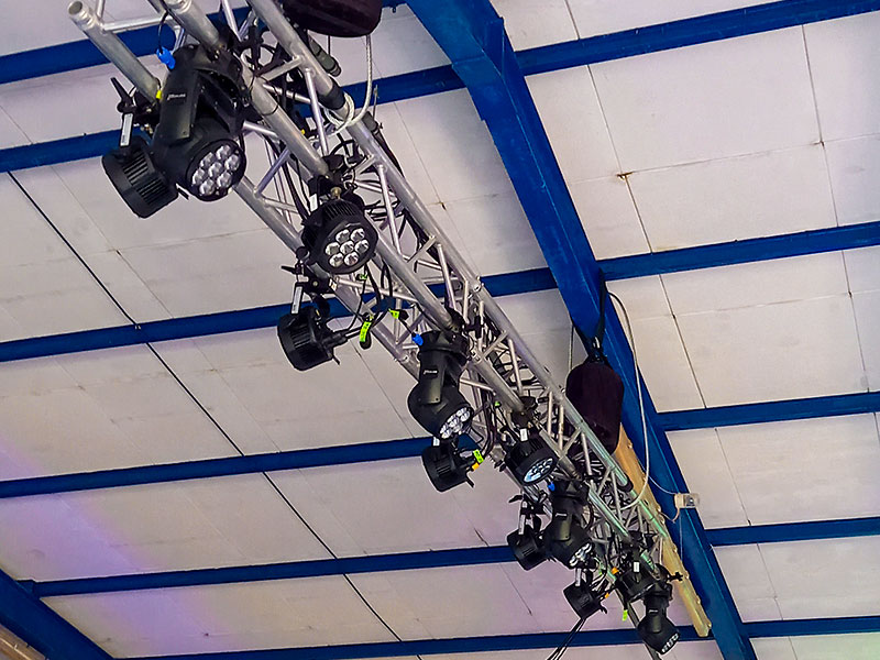 Licht-&-Effekte-Bild-Traverse-an-Decke-800x600px